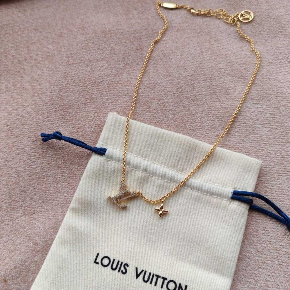 LV Monogram & Quatrefoil Gold Necklace - Picture 2 of 5